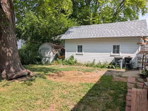 Exterior - 1124 S State Ave, Freeport, IL 61032 photo 2 of 3