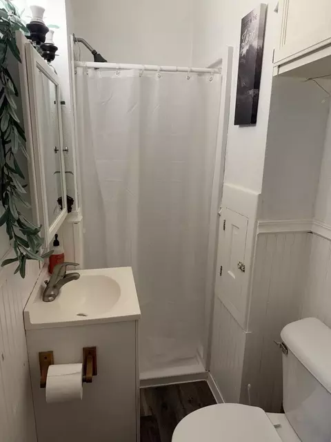 Bath - 1124 S State Ave, Freeport, IL 61032 photo 1 of 2