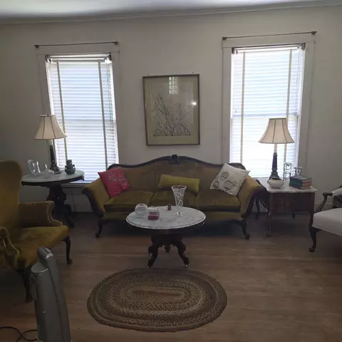 Living - 522 E Main St, Benton, IL 62812 photo 2 of 5