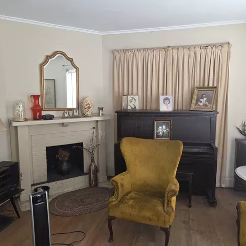 Living - 522 E Main St, Benton, IL 62812 photo 5 of 5