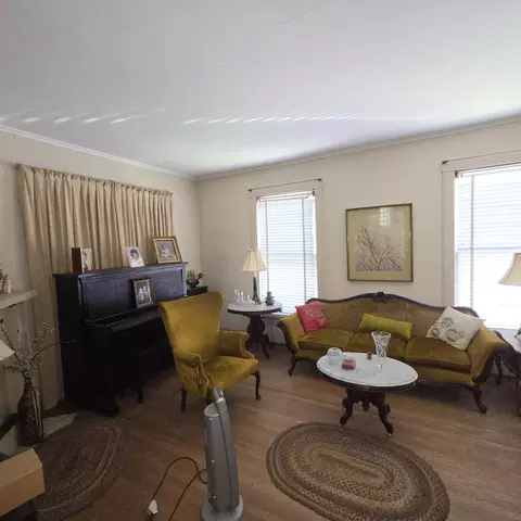 Living - 522 E Main St, Benton, IL 62812 photo 3 of 5