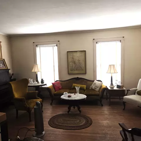 Living - 522 E Main St, Benton, IL 62812 photo 1 of 5