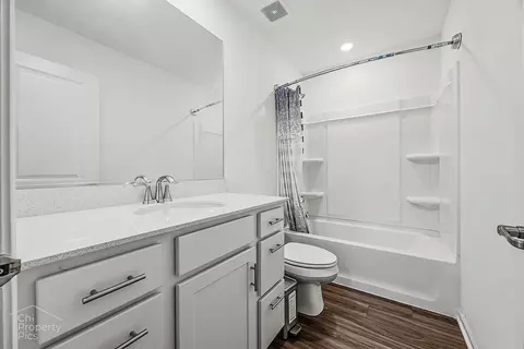 Bath - 3646 Edelweiss Rd, Elgin, IL 60124 photo 1 of 4