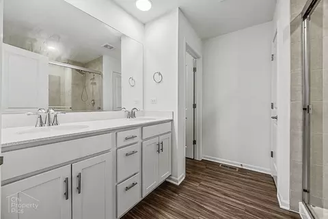 Bath - 3646 Edelweiss Rd, Elgin, IL 60124 photo 2 of 4