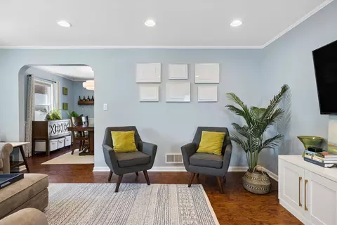 Living - 1320 E Washington St, Des Plaines, IL 60016 photo 2 of 4