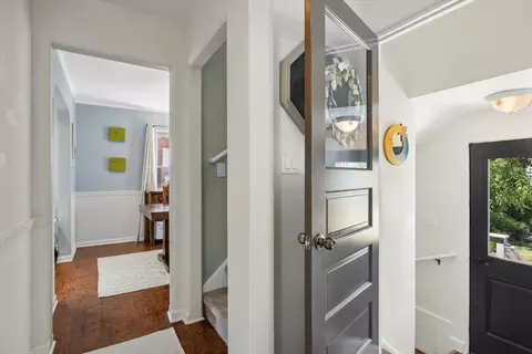 Entry Way - 1320 E Washington St, Des Plaines, IL 60016 photo 4 of 5