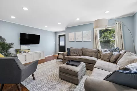 Living - 1320 E Washington St, Des Plaines, IL 60016 photo 3 of 4