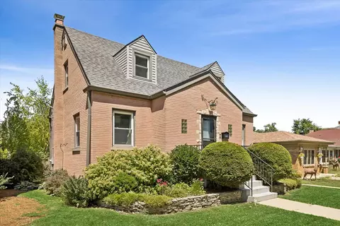 Exterior - 1320 E Washington St, Des Plaines, IL 60016 photo 2 of 5