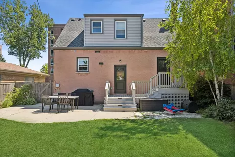 Exterior - 1320 E Washington St, Des Plaines, IL 60016 photo 3 of 5
