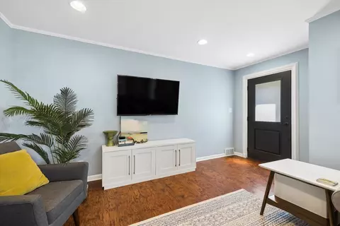 Entry Way - 1320 E Washington St, Des Plaines, IL 60016 photo 2 of 5
