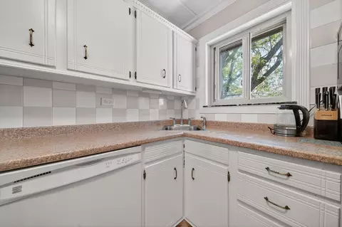 Kitchen - 571 Fairway View Dr #3K, Wheeling, IL 60090 photo 2 of 4