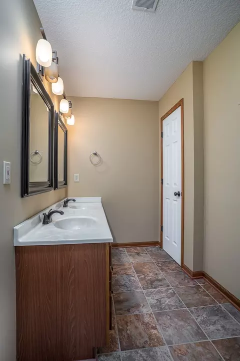 Bath - 1113 28th Ave, Silvis, IL 61282 photo 3 of 4
