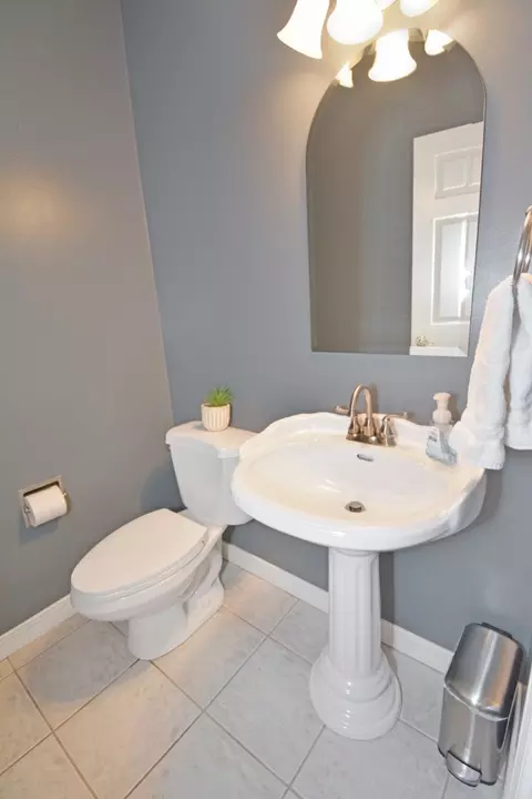 Bath - 5 Weaver Ct, Bloomington, IL 61704 photo 6 of 7