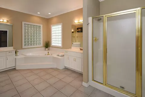 Bath - 5 Weaver Ct, Bloomington, IL 61704 photo 2 of 7