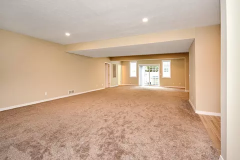 Living - 5 Weaver Ct, Bloomington, IL 61704 photo 11 of 13