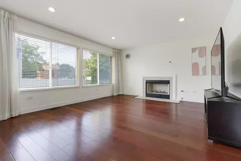 Living - 3109 Stratton Ln, Aurora, IL 60502 photo 2 of 3