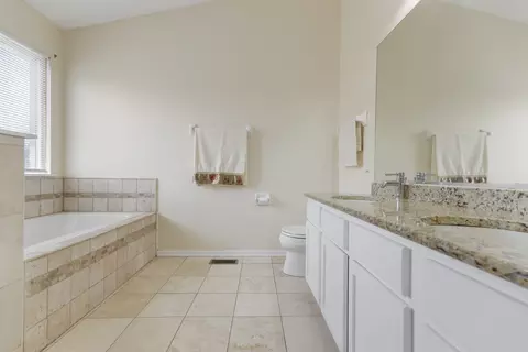 Bath - 3109 Stratton Ln, Aurora, IL 60502 photo 2 of 5
