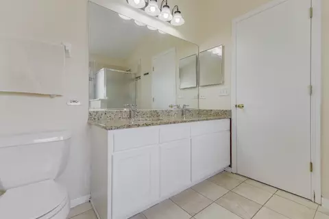 Bath - 3109 Stratton Ln, Aurora, IL 60502 photo 3 of 5