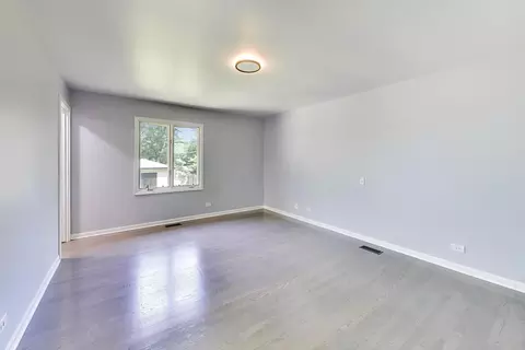 Bedroom - 16 W250 93rd Pl, Burr Ridge, IL 60527 photo 2 of 5