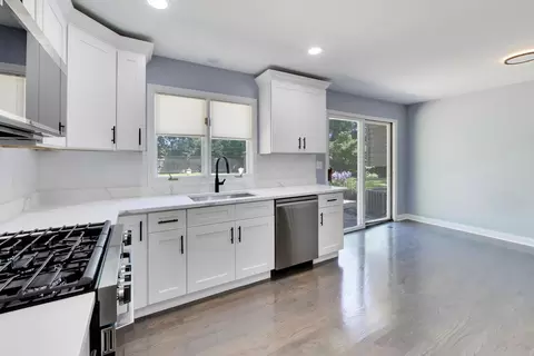 Kitchen - 16 W250 93rd Pl, Burr Ridge, IL 60527 photo 2 of 4
