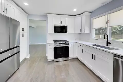 Kitchen - 16 W250 93rd Pl, Burr Ridge, IL 60527 photo 1 of 4