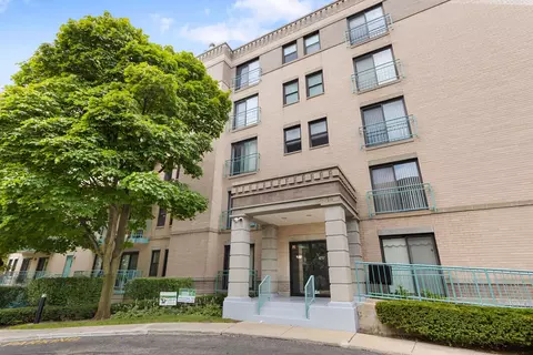 4757 Howard St #306, Skokie, IL 60076