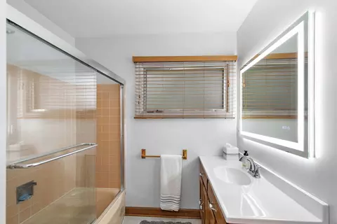 Bath - 846 Sioux Dr, Elgin, IL 60120 photo 1 of 1