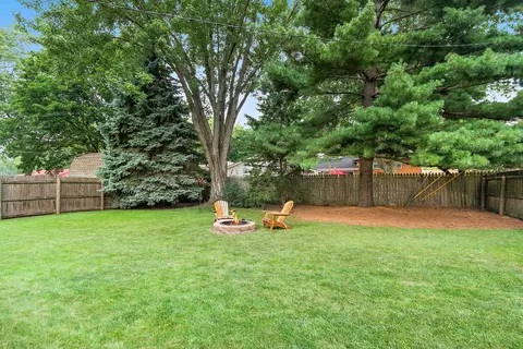 Exterior - 846 Sioux Dr, Elgin, IL 60120 photo 2 of 4