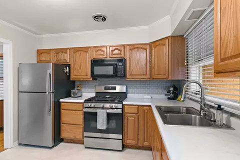 Kitchen - 846 Sioux Dr, Elgin, IL 60120 photo 3 of 4