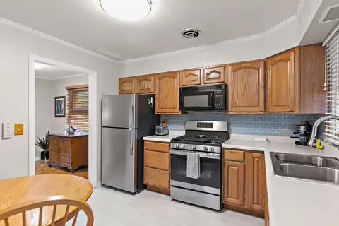 Kitchen - 846 Sioux Dr, Elgin, IL 60120 photo 2 of 4