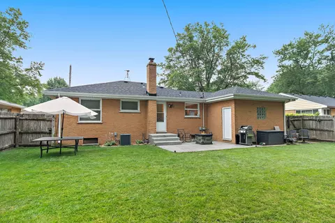 Exterior - 846 Sioux Dr, Elgin, IL 60120 photo 3 of 4