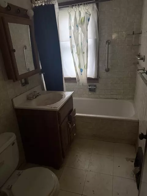 Bath - Undisclosed, Hazel Crest, IL 60429 photo 1 of 1