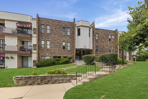 2216 Country Club Dr #24, Woodridge, IL 60517