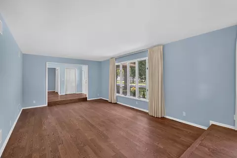 Living - 1337 Ottawa Ave, Ottawa, IL 61350 photo 2 of 6