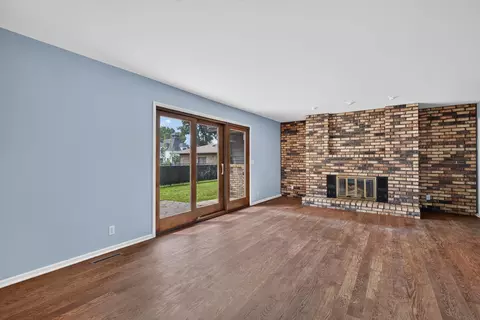 Living - 1337 Ottawa Ave, Ottawa, IL 61350 photo 5 of 6
