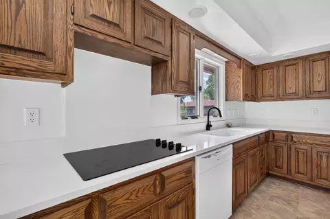Kitchen - 1337 Ottawa Ave, Ottawa, IL 61350 photo 4 of 5