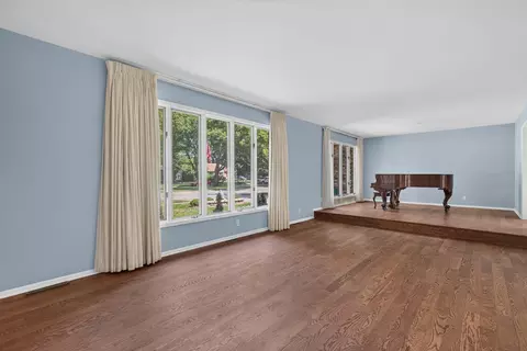 Living - 1337 Ottawa Ave, Ottawa, IL 61350 photo 1 of 6