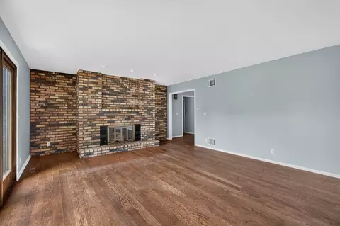 Living - 1337 Ottawa Ave, Ottawa, IL 61350 photo 4 of 6