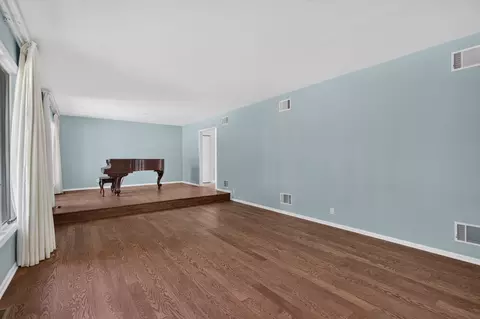 Living - 1337 Ottawa Ave, Ottawa, IL 61350 photo 3 of 6