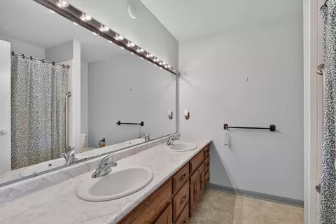 Bath - 1337 Ottawa Ave, Ottawa, IL 61350 photo 2 of 3