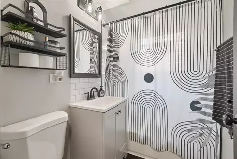 Bath - 4031 Park Ave, Brookfield, IL 60513 photo 1 of 2