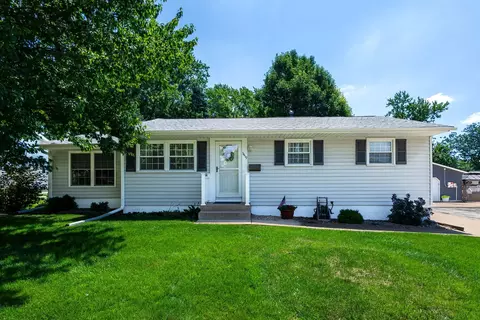 3419 Wakonda Dr, Bettendorf, IA 52722