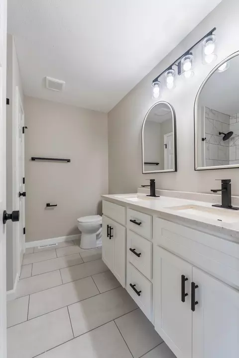 Bath - 38 Edgewood Ct, Bloomington, IL 61701 photo 2 of 4