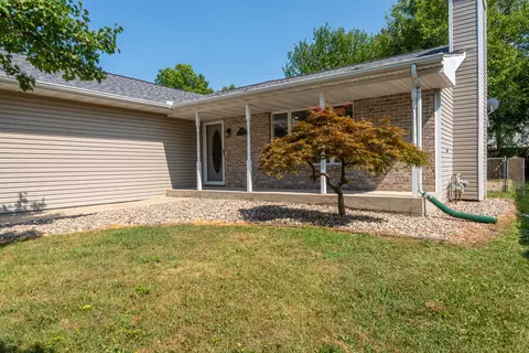 Exterior - 38 Edgewood Ct, Bloomington, IL 61701 photo 3 of 9