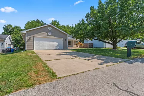 Exterior - 38 Edgewood Ct, Bloomington, IL 61701 photo 8 of 9