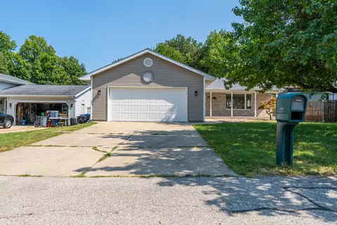 38 Edgewood Ct, Bloomington, IL 61701