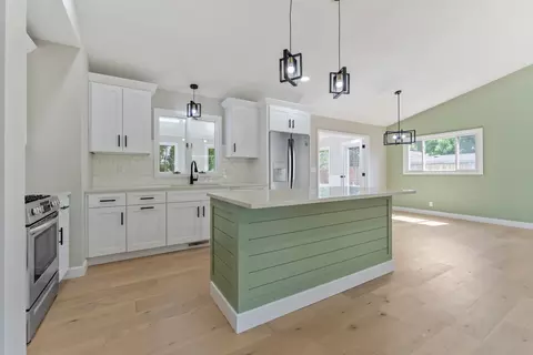 Kitchen - 38 Edgewood Ct, Bloomington, IL 61701 photo 5 of 9