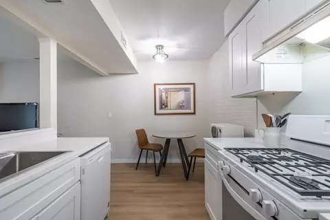 Kitchen - 186 Judith Ct #B, Bartlett, IL 60103 photo 3 of 3