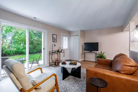 Living - 186 Judith Ct #B, Bartlett, IL 60103 photo 2 of 3