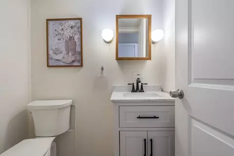 Bath - 186 Judith Ct #B, Bartlett, IL 60103 photo 1 of 2